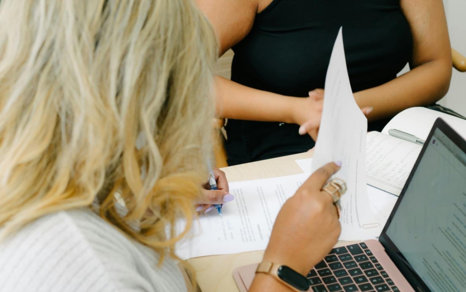 Espacio de formación para análisis financiero con equipos especializados
